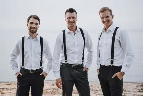 Három jóképű férfi áll egymás mellett, a kamarába néynek és egyik kezük a zsebükben van. Fekete nadrágot és fehér inget videlnek. Valószínúleg legénybúcsúban vannak.